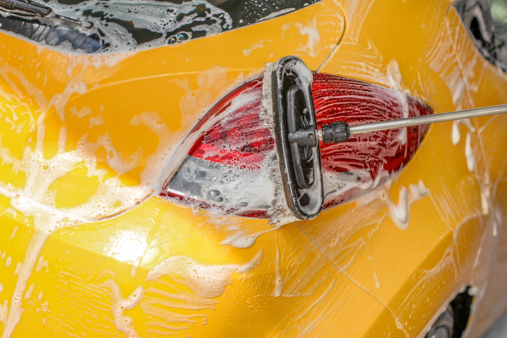 Za čistočo avtomobila lahko ročna avtopralnica prinese nov ritual